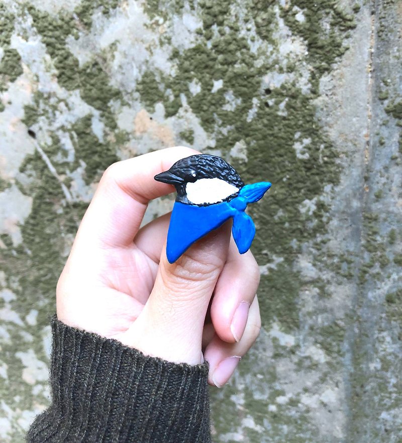 Blue Scarf Tit Stereo Bird Resin Clay Pin S - เข็มกลัด - ดินเหนียว สีน้ำเงิน