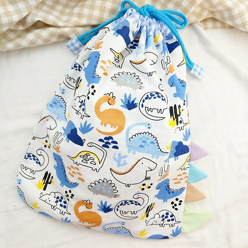 QQ rabbit 手工嬰幼兒精品 彌月禮盒 免費繡名字。都是恐龍-12款。背鰭尾巴造型束口袋 尿布袋 衣物袋