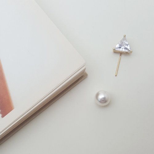 verymignon Elegant gold triangle pearl short Lapel Pin silver Metal,Shawl pin