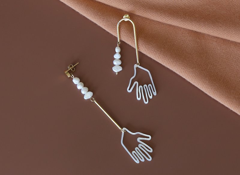 Design hand shape handmade pearl shell earings - ต่างหู - ไข่มุก ขาว