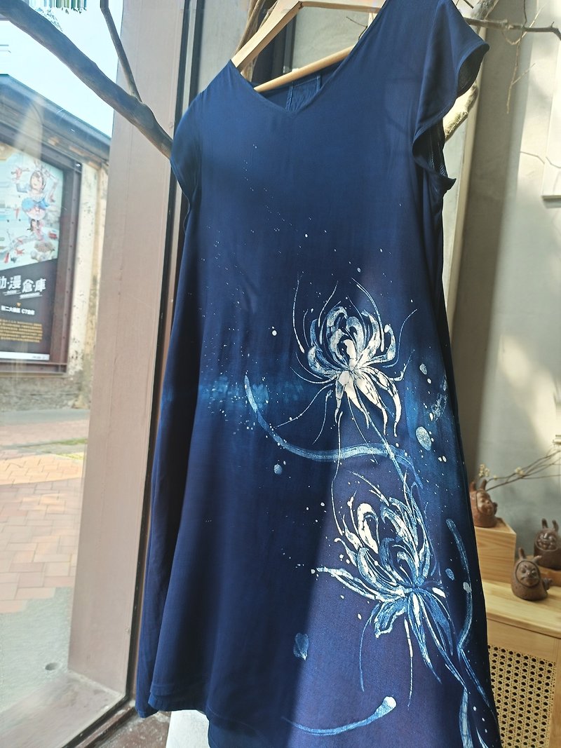 自在染isvara 手工藍染蠟染訂製服 彼岸花系列 - 連身裙 - 其他材質 藍色
