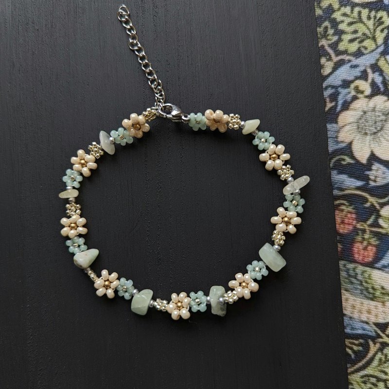 Pastel bead stone bracelet, light green beaded flower handmade bracelet for wome - สร้อยข้อมือ - หิน สีเขียว