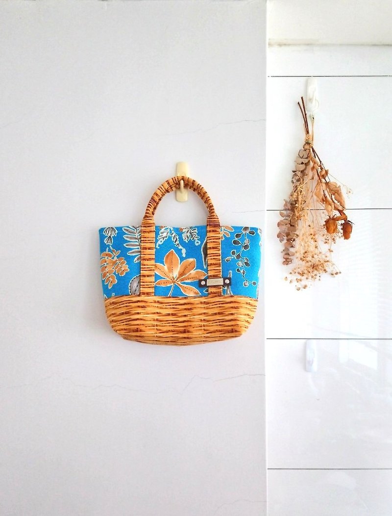 [BVM/Tote Bag] Realistic Bamboo Weaving Basket Maple Leaf Fall Leaves Bright Blue - กระเป๋าถือ - ผ้าฝ้าย/ผ้าลินิน สีน้ำเงิน