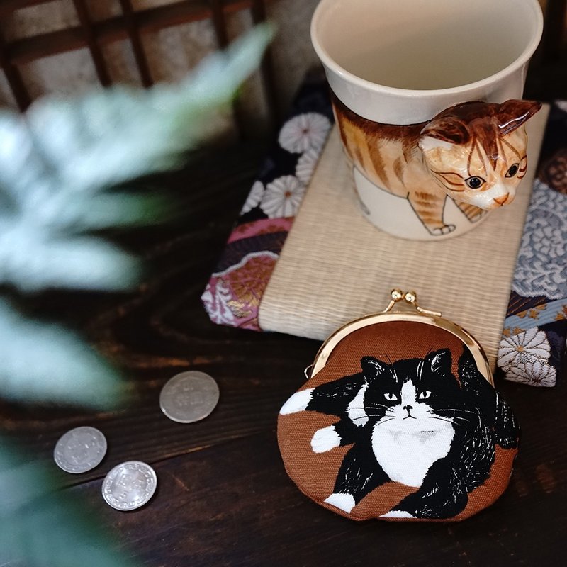 Coin purse/small mouth gold bag with a cat sleeping next to the sofa - กระเป๋าใส่เหรียญ - ผ้าฝ้าย/ผ้าลินิน 