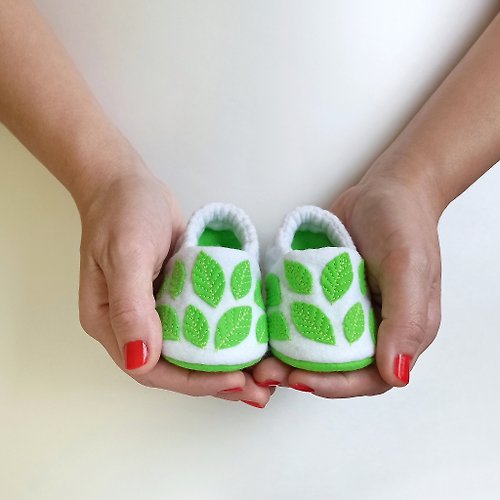 Olya Pilipchik 嬰兒鞋 新生兒白色拖鞋 綠葉。 迎嬰派對和洗禮禮物