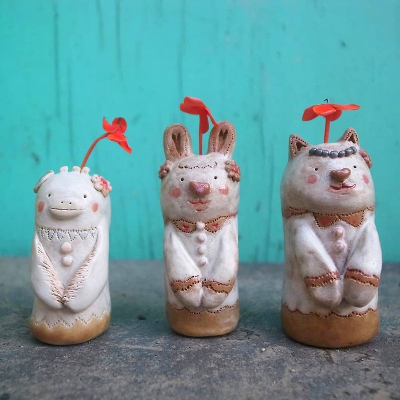 Painted bunny ceramic hand made small flower - เซรามิก - ดินเผา 
