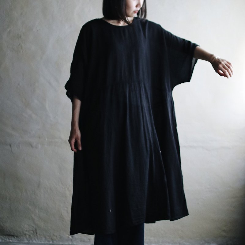 OMAKE 車線弧型短袖洋裝 黑 - 連身裙 - 棉．麻 