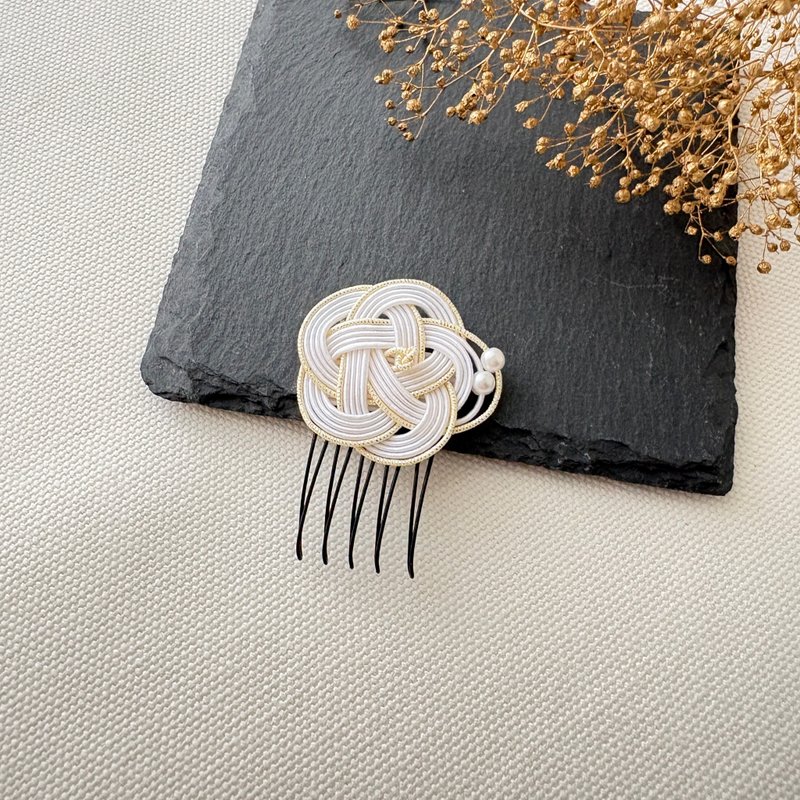 Mizuhiki / White / Ume Musubi Hair Comb Mini / Elegant with Pearls - เครื่องประดับผม - ผ้าไหม ขาว