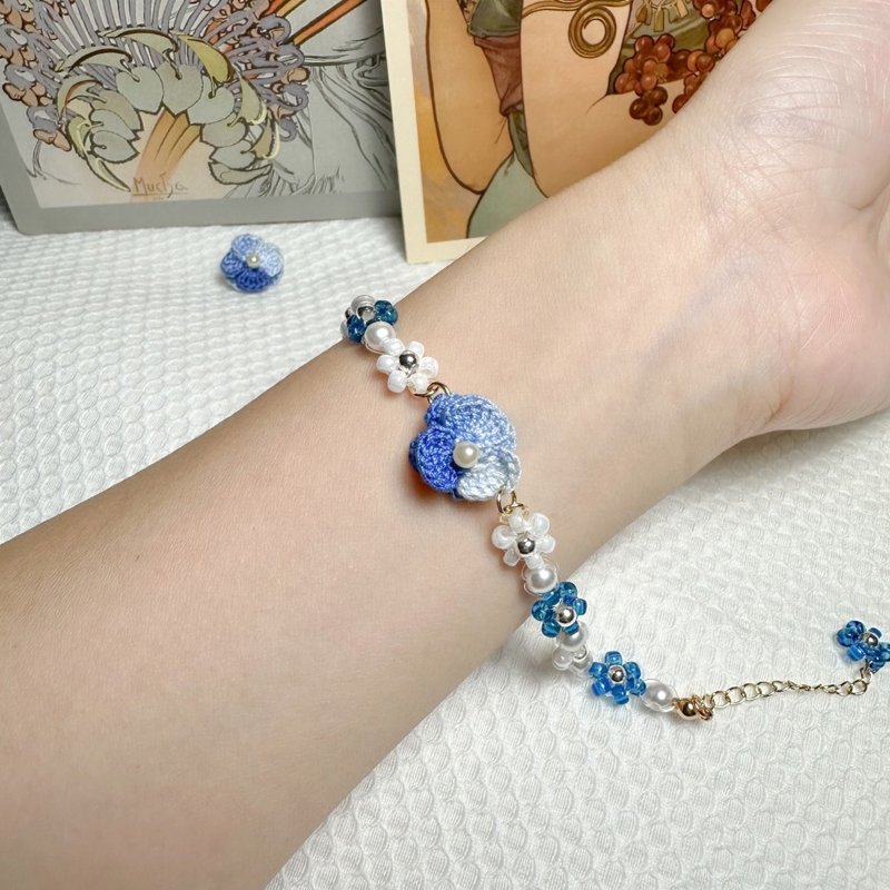 [Original handmade] micro-crochet flower bracelet evening lace crochet flower flower - Bracelets - Cotton & Hemp Blue