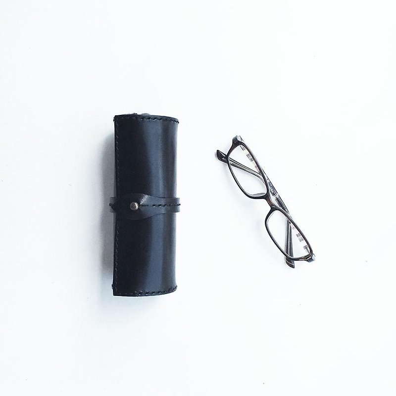 Scroll glasses case using Tochigi leather Black - รองเท้าลำลองผู้หญิง - หนังแท้ สีดำ
