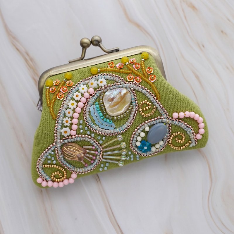 ビーズ刺繍の小さながま口 No.6 グリーン 黄緑 ガーゼ素材 マチなしポーチ 手刺繍 一点もの ギフト - 化妝包/收納袋 - 棉．麻 綠色
