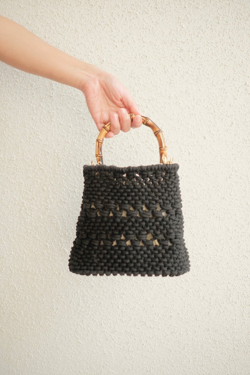 Handmade exquisite bamboo woven bag original design - กระเป๋าแมสเซนเจอร์ - ผ้าฝ้าย/ผ้าลินิน สีดำ