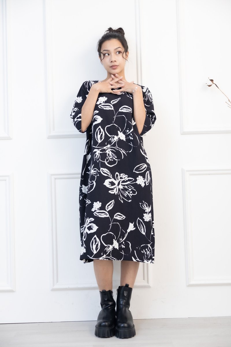 手繪花卉線條五分袖洋裝 黑色 - 洋裝/連身裙 - 其他材質 黑色