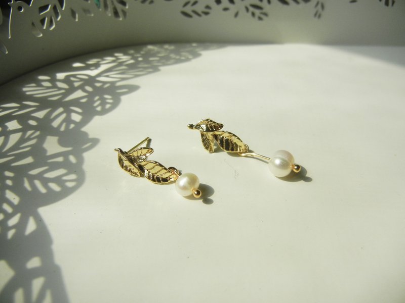 *coucoubird*非対称リーフピアス - ピアス・イヤリング - 24Kゴールド ゴールド