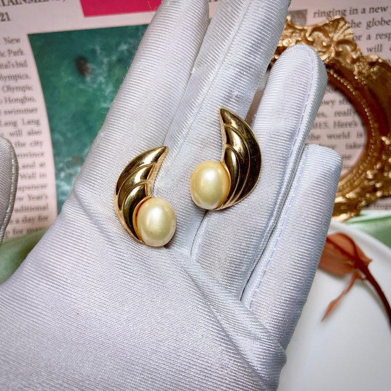 【西洋アンティークアクセサリー】TRIFARI 美しく羽ばたくパール調ラインストーンピアス - ピアス・イヤリング - 貴金属 ゴールド