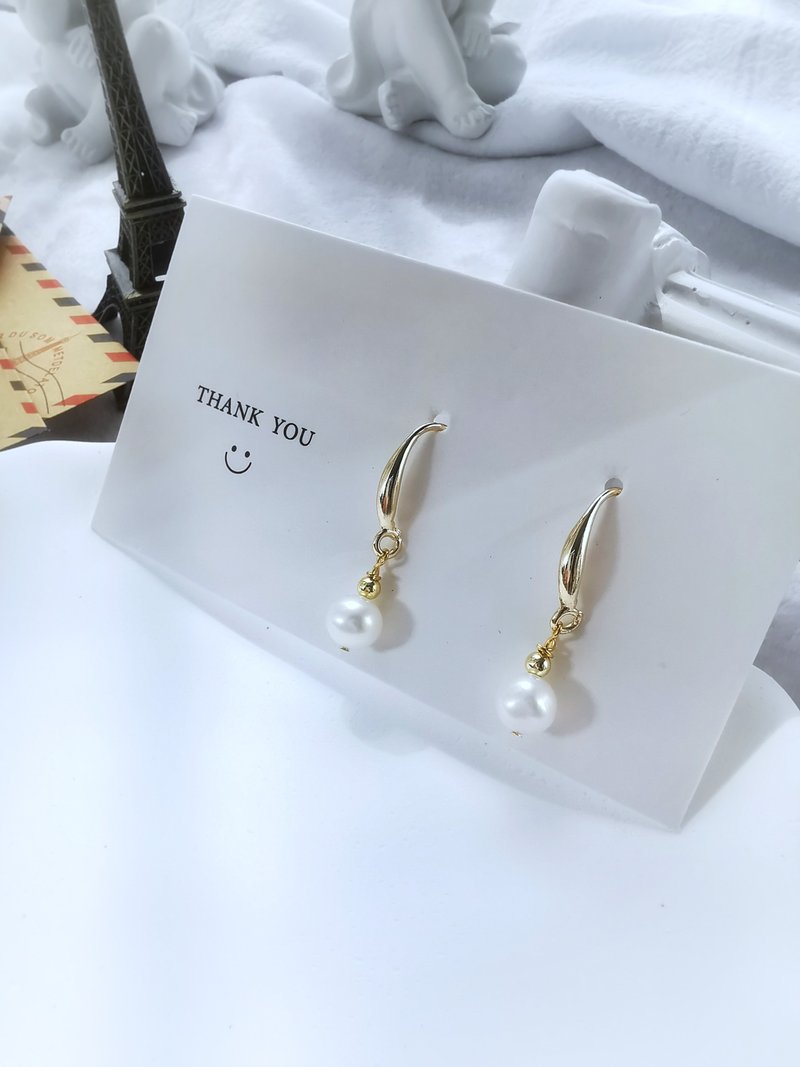 Classic Freshwater cultured pearls Earrings - ต่างหู - ไข่มุก ขาว