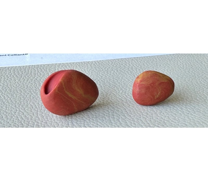 軟陶飾品-豆形大小不對稱設計-卡其+菊紅色系混色搭配-不鏽鋼耳針 - 耳環/耳夾/耳骨夾 - 其他材質 