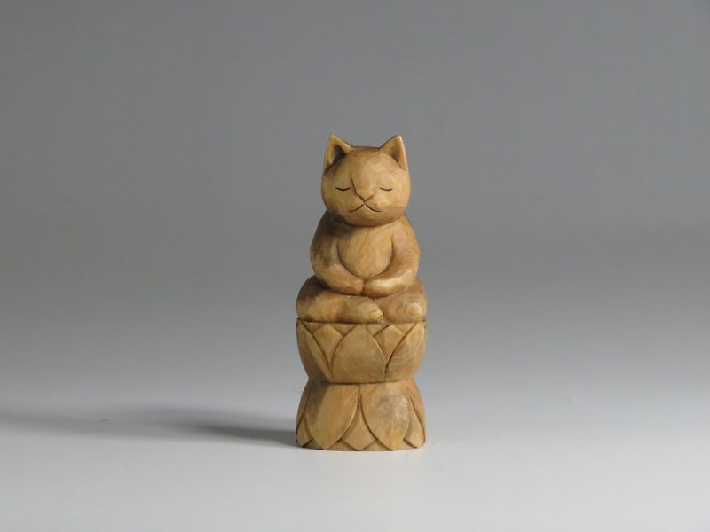 A carving cat, such as the meditation sitting in lotus flower.A1121 - ของวางตกแต่ง - ไม้ สีนำ้ตาล