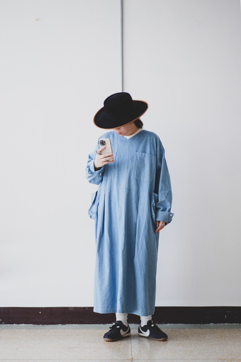 淺藍薄牛仔寬版長袖V領洋裝 - 洋裝/連身裙 - 棉．麻 藍色