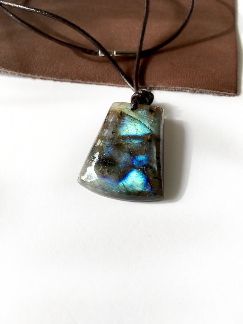 Labradorite Necklace leather cord - สร้อยคอ - หิน สีน้ำเงิน