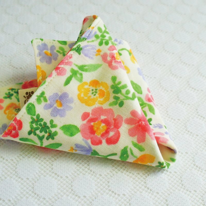 Lovely [Japan double yarn] pink yellow flower handkerchief, hand towel, saliva towel [beige bottom] - ผ้ากันเปื้อน - ผ้าฝ้าย/ผ้าลินิน ขาว