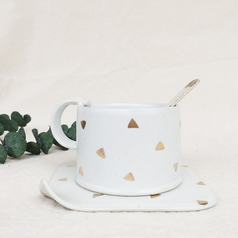 Simple gold coffee cup - triangular - แก้วมัค/แก้วกาแฟ - เครื่องลายคราม สีทอง