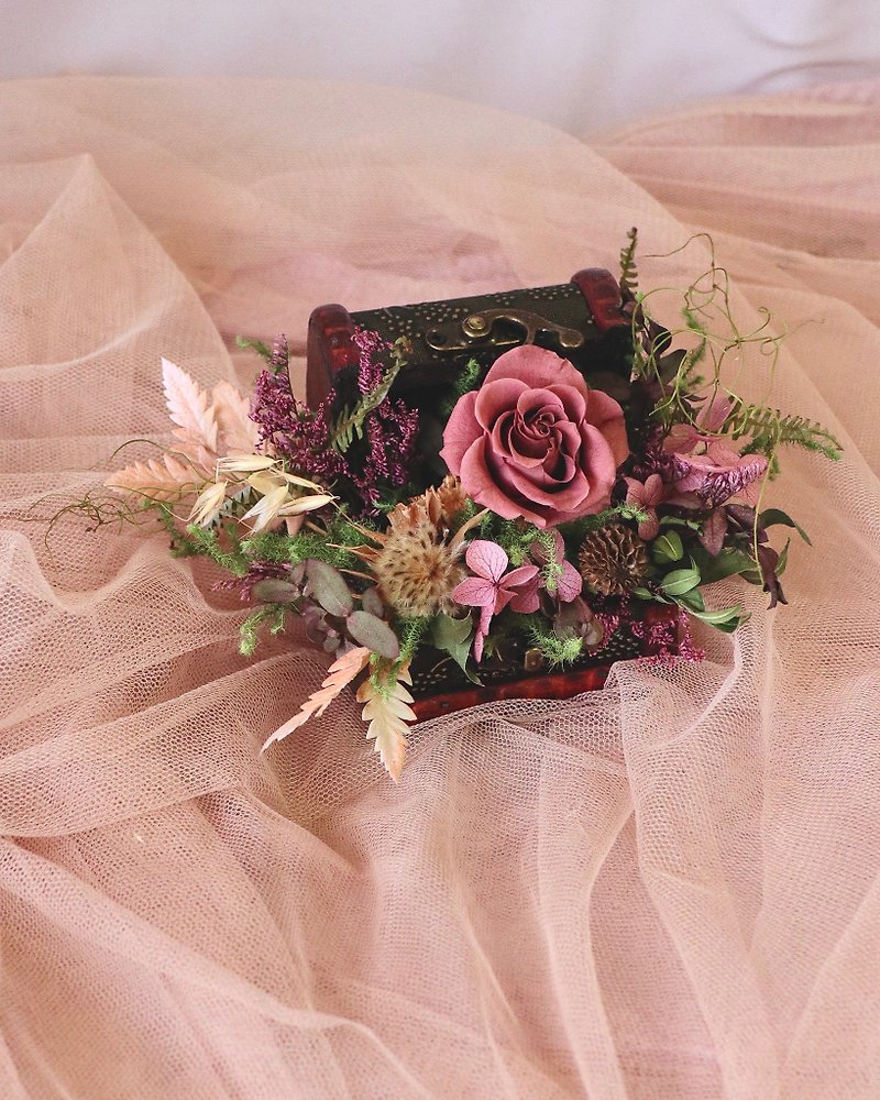 Eternal dry flower classical small treasure box graduation gift birthday gift retro texture exclusive design - ช่อดอกไม้แห้ง - พืช/ดอกไม้ 