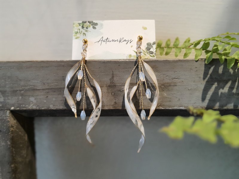 Elegant • White-Handmade resin earrings - ต่างหู - เรซิน ขาว