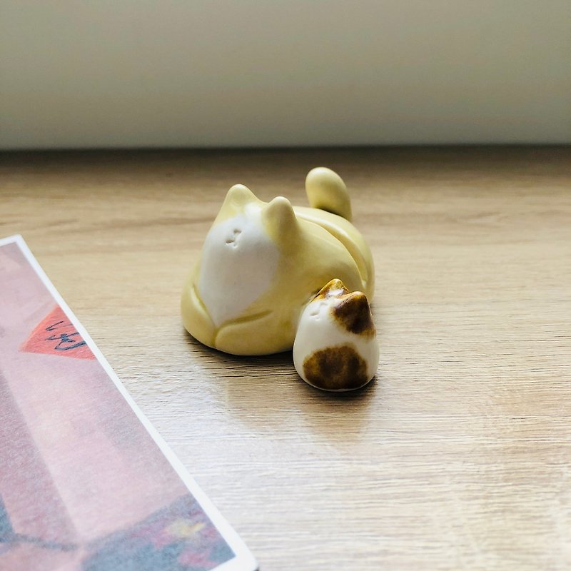 Lazy cat business card holder-yellow cat and white tabby kitten - Card Stands - Porcelain Multicolor