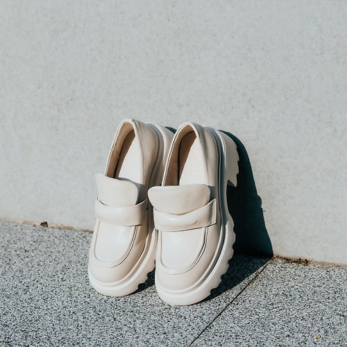 Keizu 好鞋好設計 超輕量 ４.５公分厚底樂福鞋 | 純白