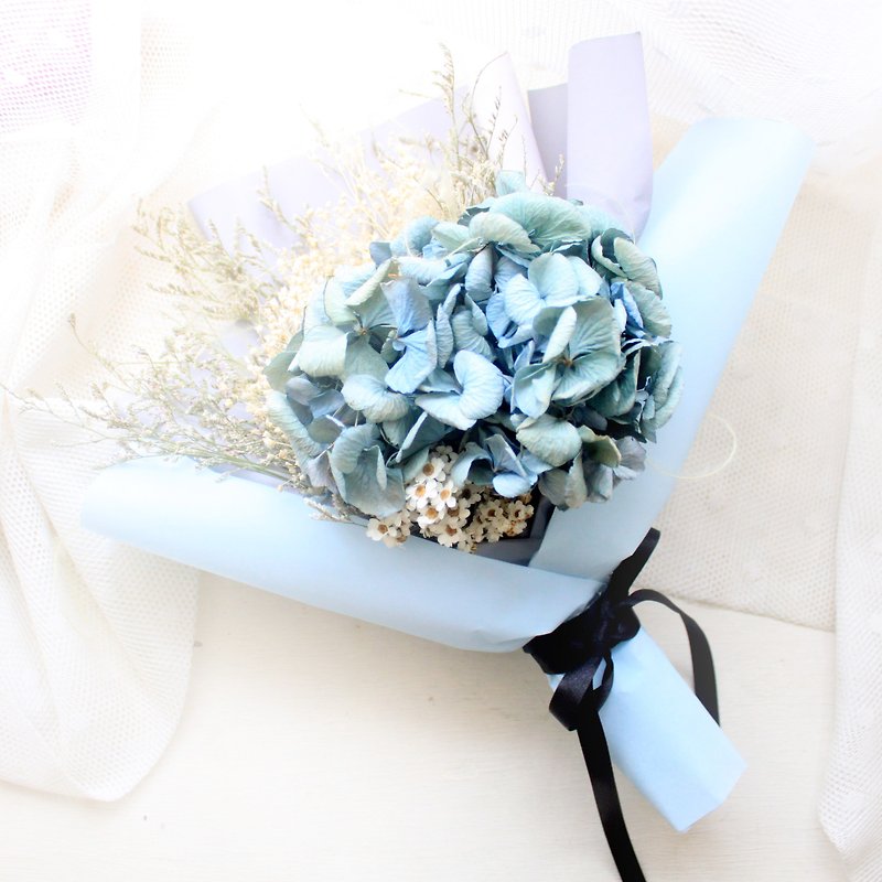 Psychedelic Classical Romantic Hydrangea Bouquet, Blue Hydrangea and Gypsophila Dry Flower Ceremony - ช่อดอกไม้แห้ง - พืช/ดอกไม้ สีน้ำเงิน