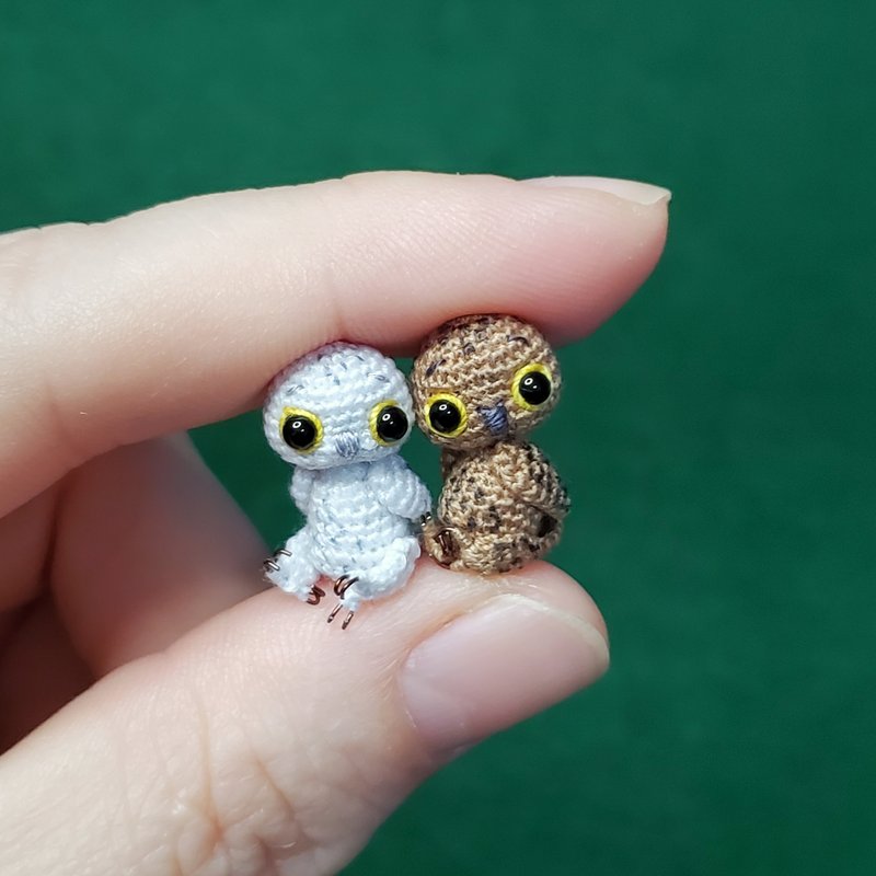 Extremely micro crocheted owl. Dollhouse miniature. Amigurumi stuffed owl - ตุ๊กตา - งานปัก ขาว