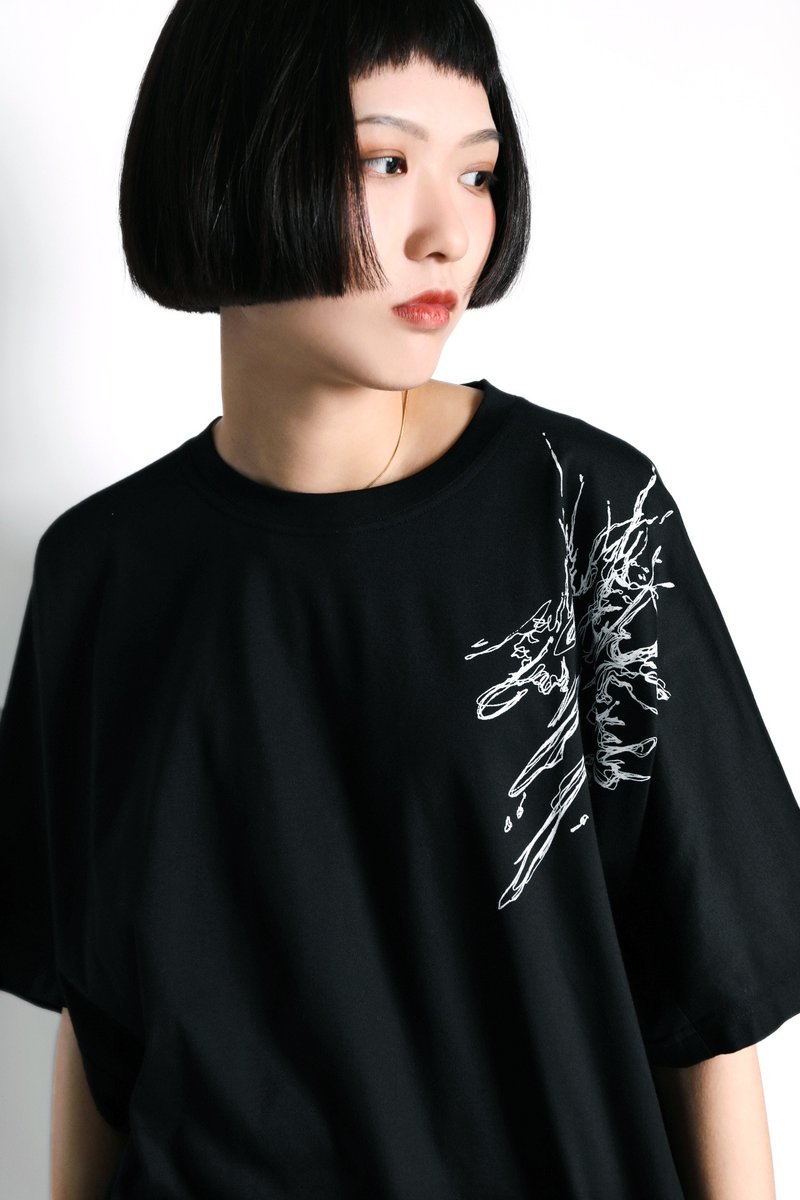 潑漬印花後挖洞寬版五分袖圓領T恤 - 女 T 恤 - 棉．麻 黑色
