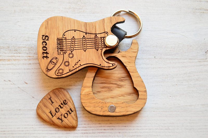 Guitar pick keychain, wooden personalized electric guitar keyring in gift wrap - 鑰匙圈/鑰匙包 - 木頭 多色