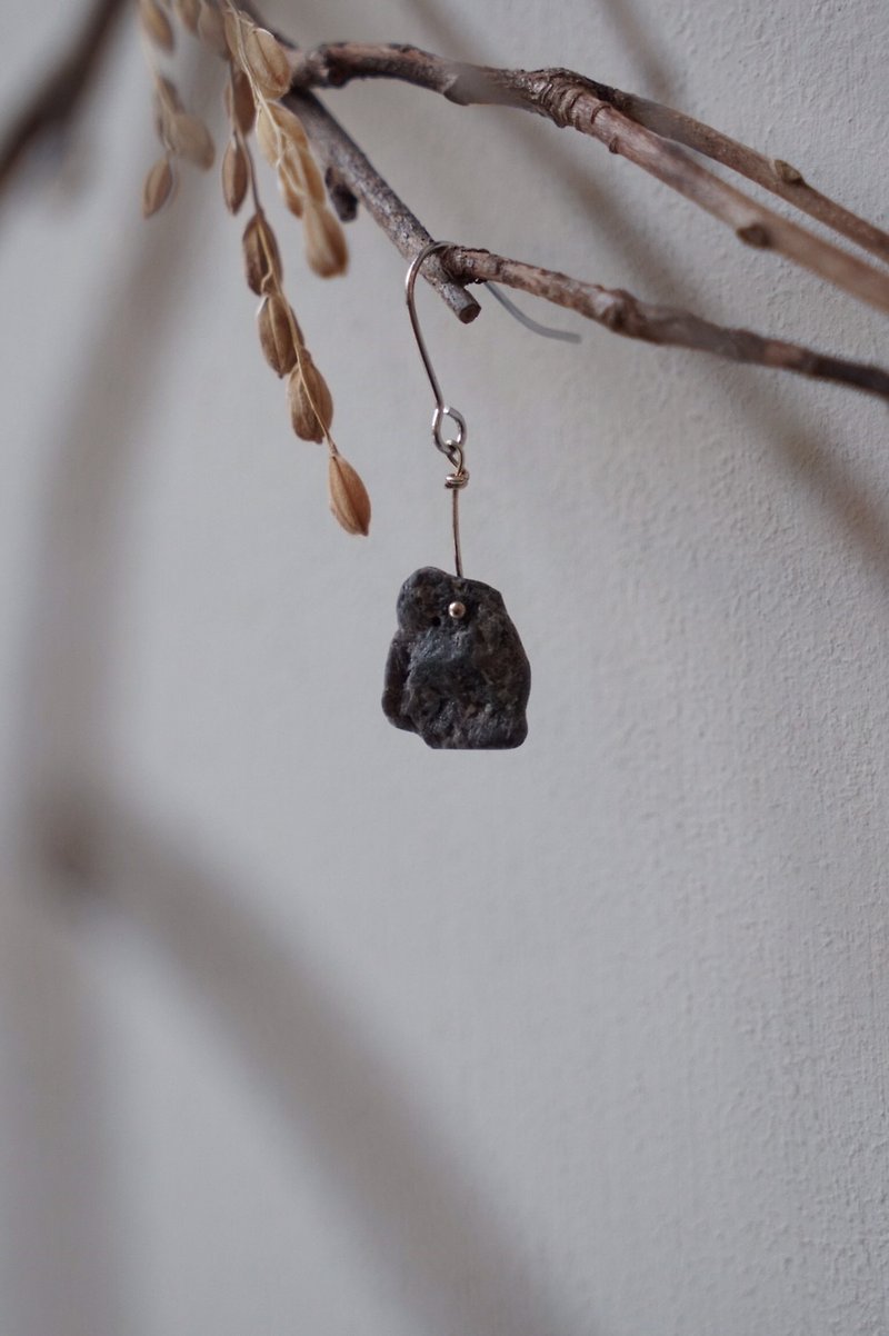 Ishiho series exclusive design natural black marble unilateral earrings - ต่างหู - หิน สีดำ