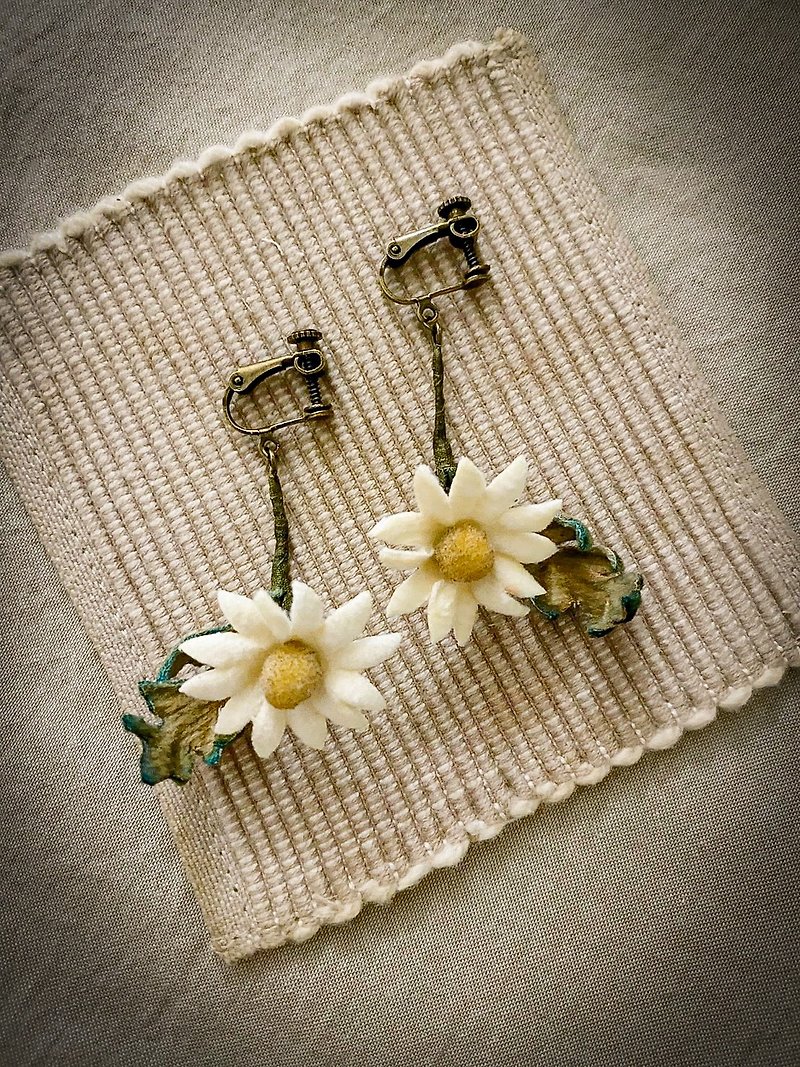 Hand-dyed flower/cloth flower earrings - daisy - Earrings & Clip-ons - Silk 