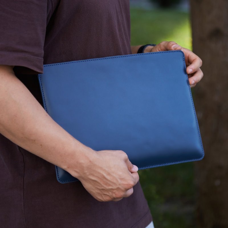 MacBook sleeve made from classic leather, iPad sleeve with felt lining - Tablet & Laptop Cases - Genuine Leather Blue