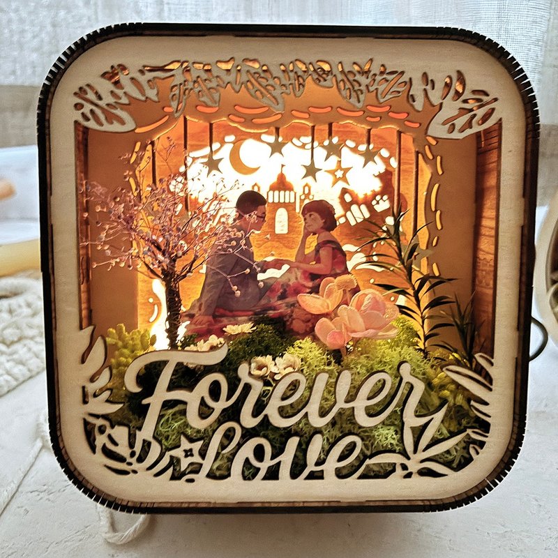 Custom Portrait Wooden Light with Preserved Flowers – A Personalized Memory Gift - ช่อดอกไม้แห้ง - ไม้ สีทอง