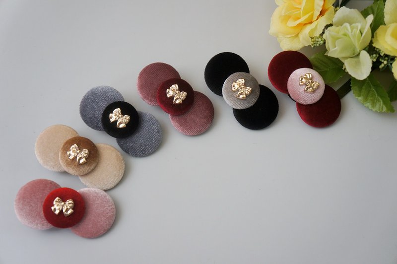 H1-多功能胸針-胸花髮夾側夾衣服配件花朵蝴蝶結類 絨布包扣 - 胸針 - 其他材質 多色