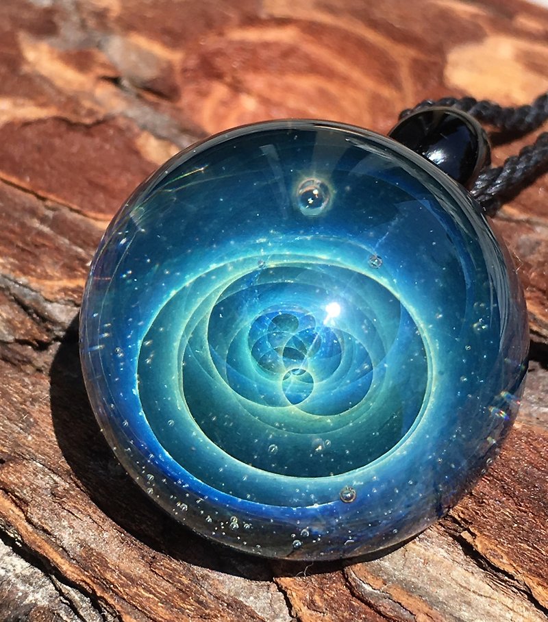 boroccus  A galaxy  The nebula whirlpool design  Thermal glass pendant. - สร้อยคอ - แก้ว สีน้ำเงิน