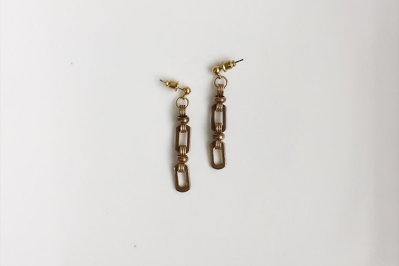 STILL brass chain modeling earrings - Earrings & Clip-ons - Other Metals Gold