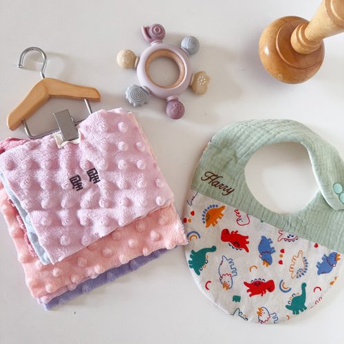 Lianne baby 梨安手工嬰兒禮物 彌月禮 新生兒見面禮 周歲禮 加購 英文繡字服務 客製繡字圍兜 口水巾 滿月禮 彌月禮盒 嬰兒禮