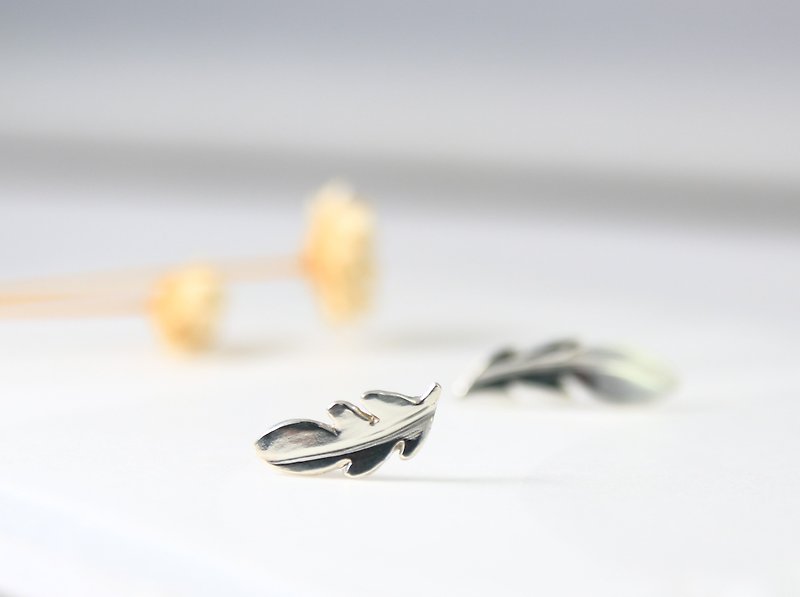 Sterling Silver  Stud Earrings / Feather / Leaf / Asymmetric - ต่างหู - เงินแท้ สีเงิน