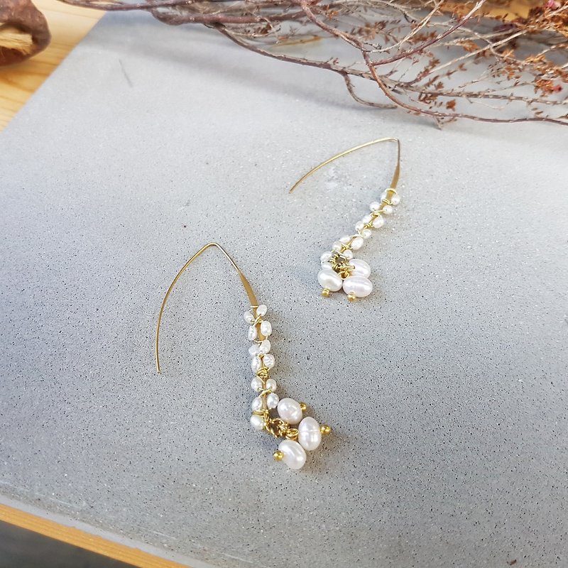 Exclusive design rice grain 2.5mm natural pearl earrings - Earrings & Clip-ons - Gemstone White