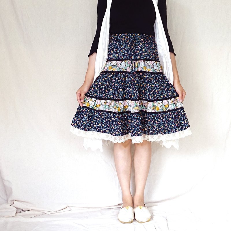 BajuTua / vintage / American made Victorian garden floral cake skirt - Skirts - Cotton & Hemp Black