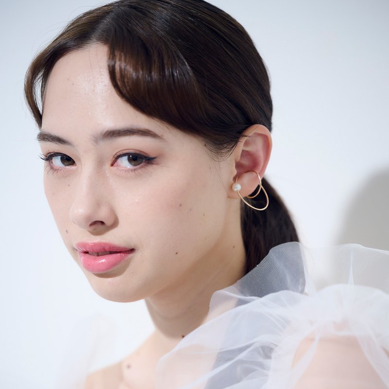 14kgf Freshwater Pearls W circle ear cuffs 1piece - 耳環/耳夾/耳骨夾 - 寶石 金色