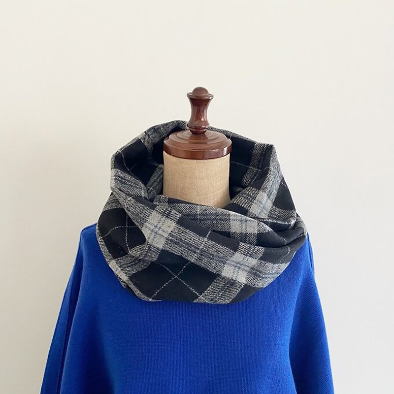 Snood that is fashionable just by wearing it Black background Tartan check pattern Wool blend Fall Winter