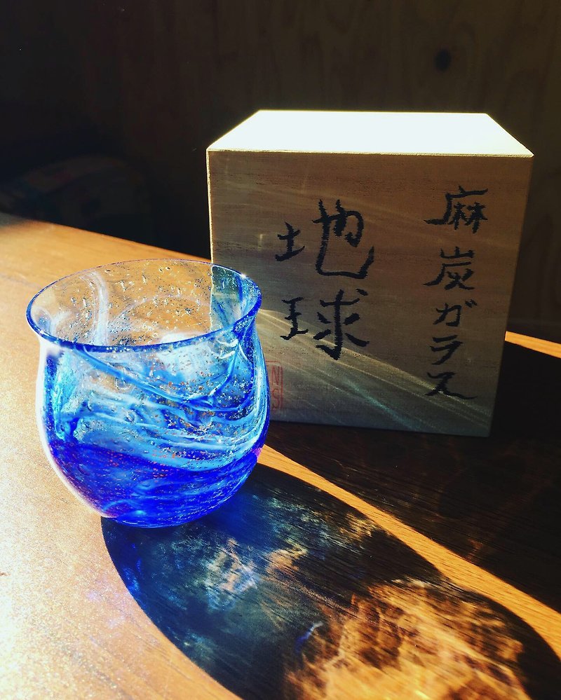 Earth kneaded sake cup Sake set in a wooden box Hemp charcoal glass