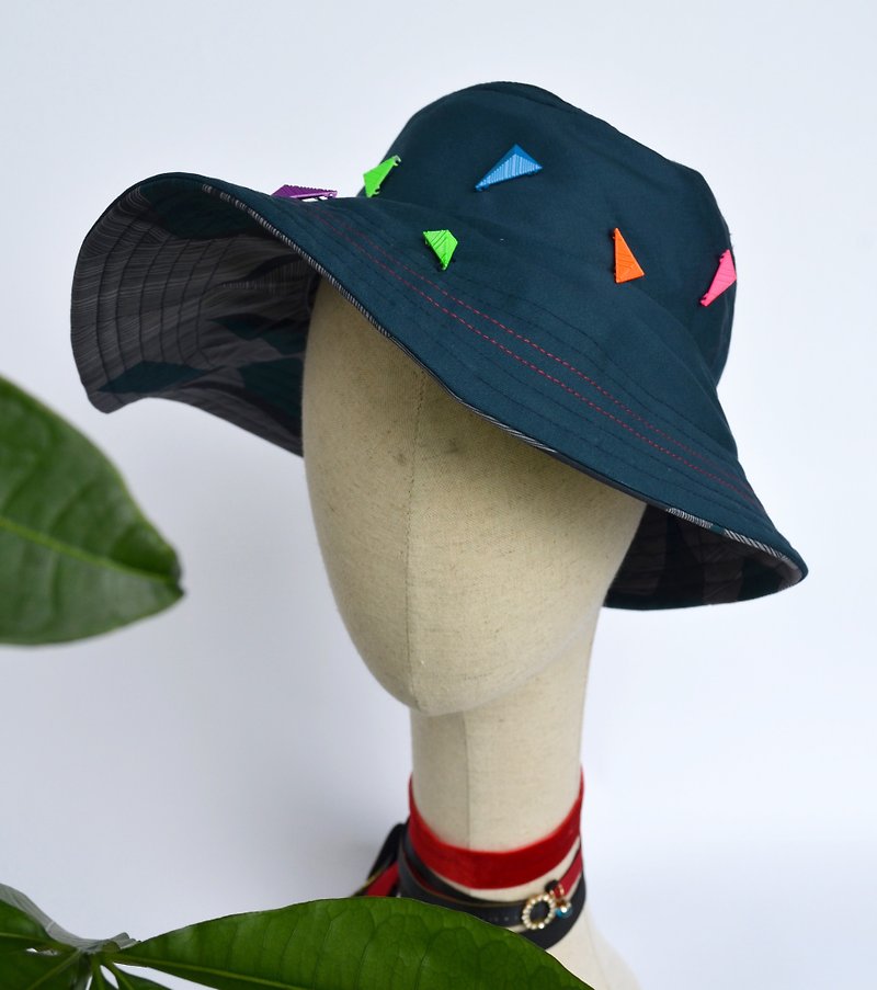 手工縫裝飾三角 素面內襯幾何印花異簷帽 - 帽子 - 棉．麻 多色
