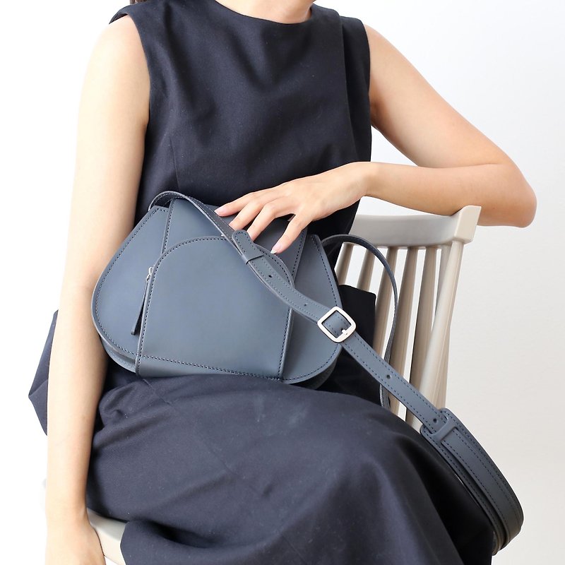 GAL woman shoulder bag /Grey - กระเป๋าแมสเซนเจอร์ - หนังแท้ สีเทา